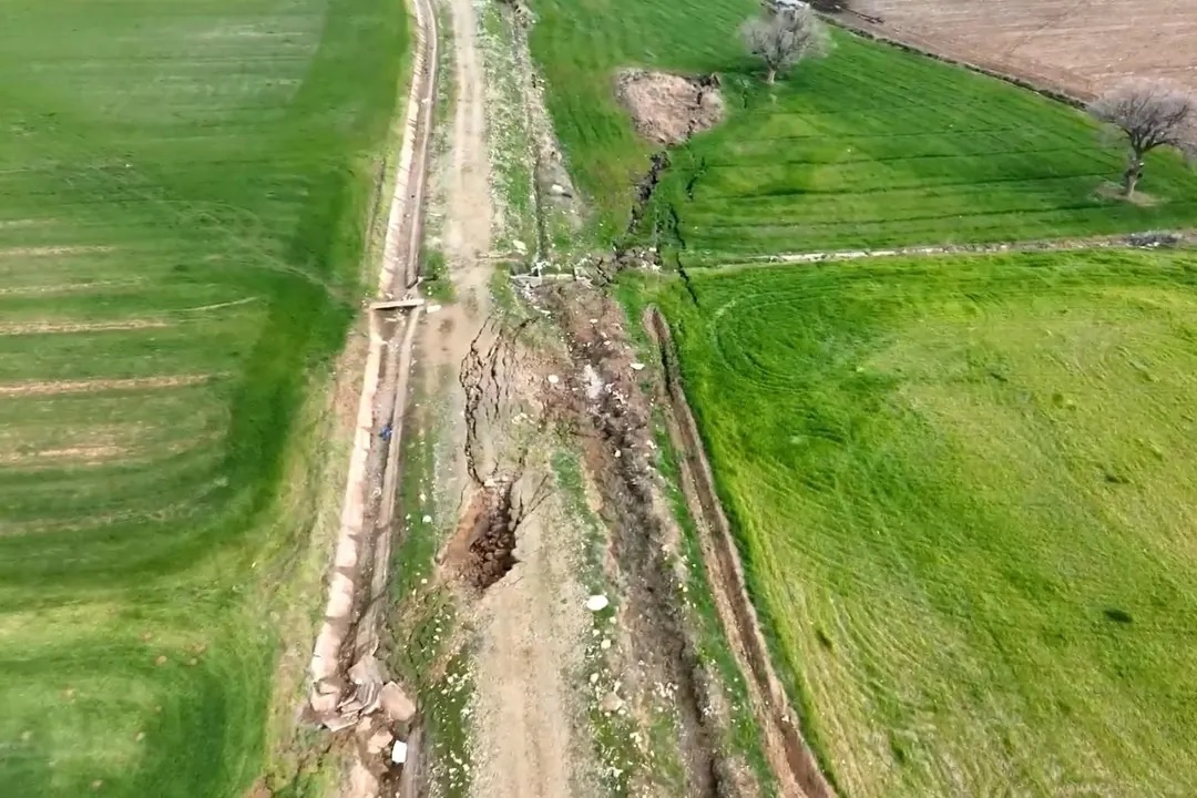 Vet nut lon tu goc nhin tren cao sau tham hoa dong dat tai Tho Nhi Ky hinh anh