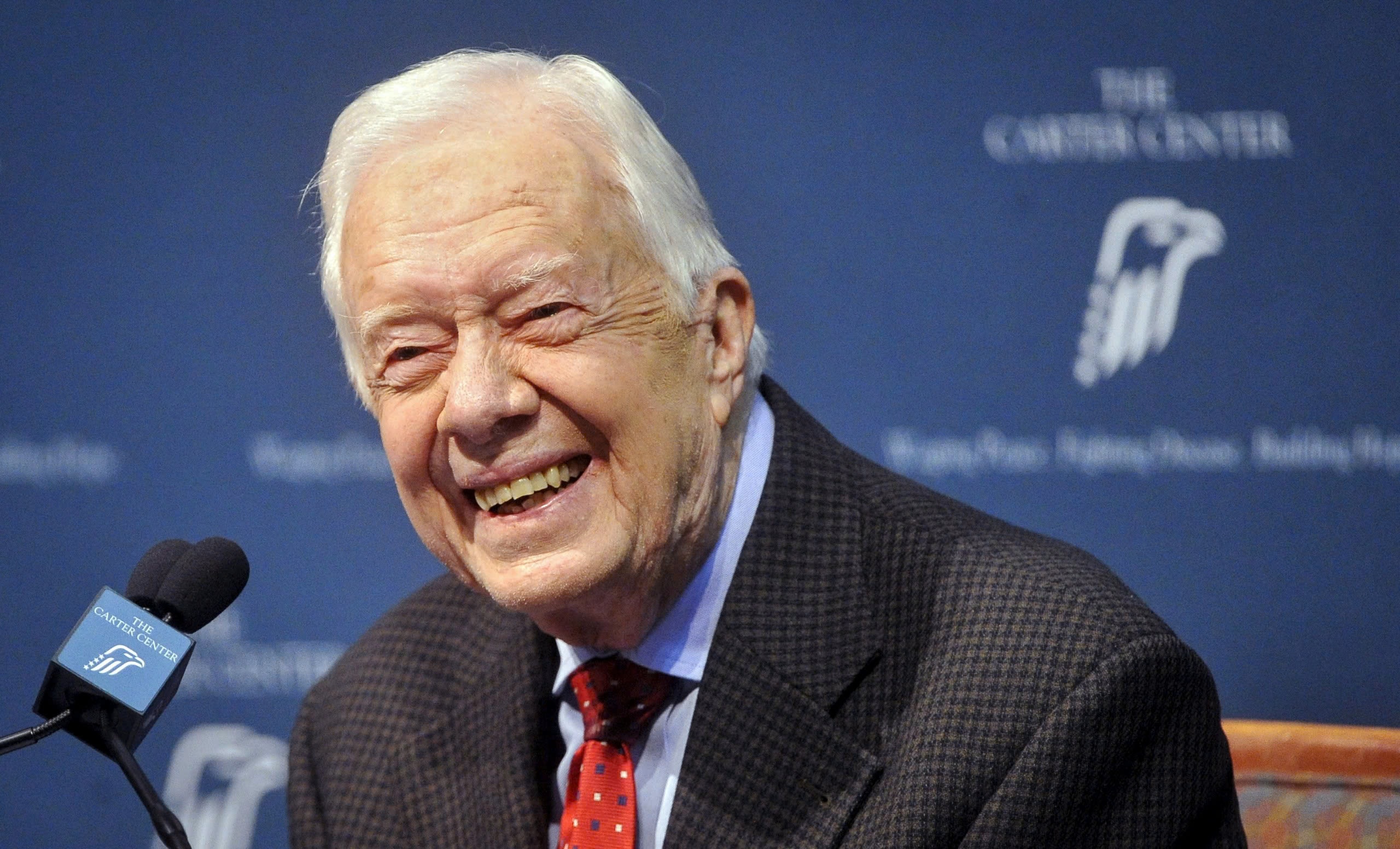 Con chau quay quan ben giuong benh ong Jimmy Carter hinh anh