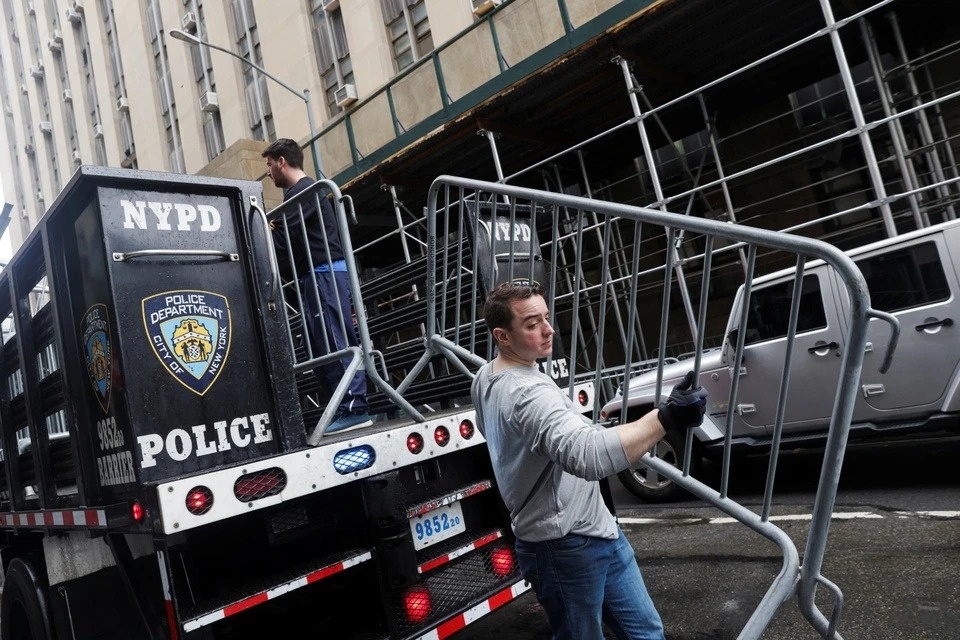 Canh sat New York san sang ung pho sau khi ong Trump bi truy to hinh anh