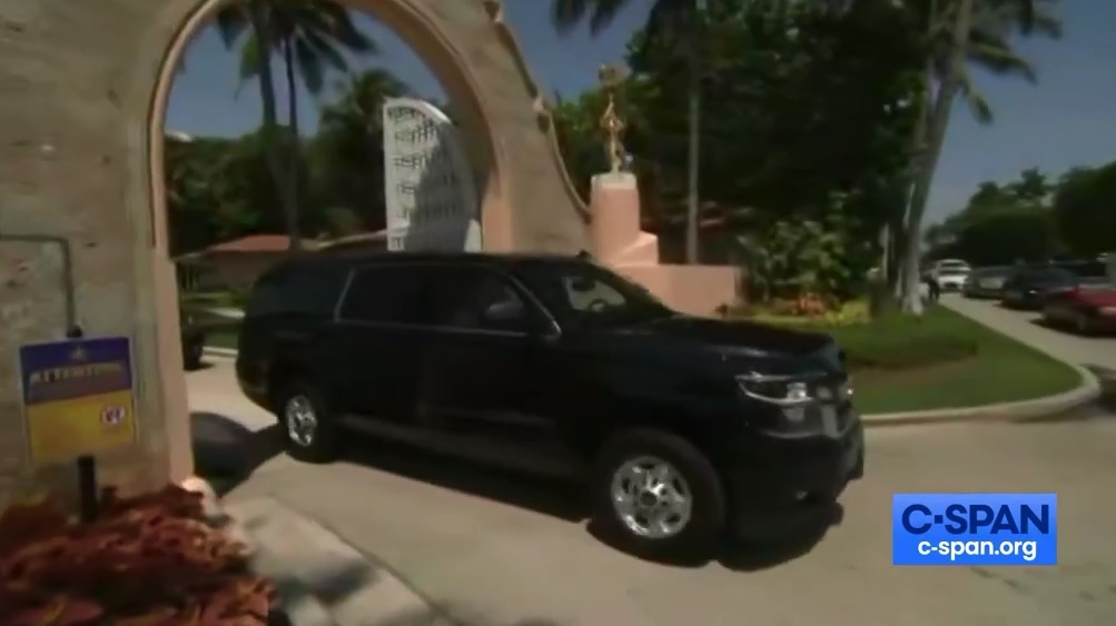 Khoanh khac doan xe cho ong Trump roi Mar-a-Lago ra san bay hinh anh