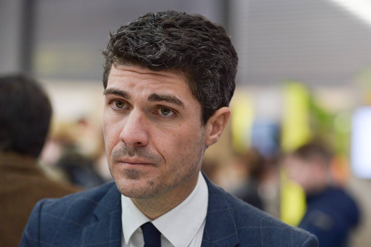 Chinh tri gia tre 'vut sang' khien ong Macron dau dau hinh anh