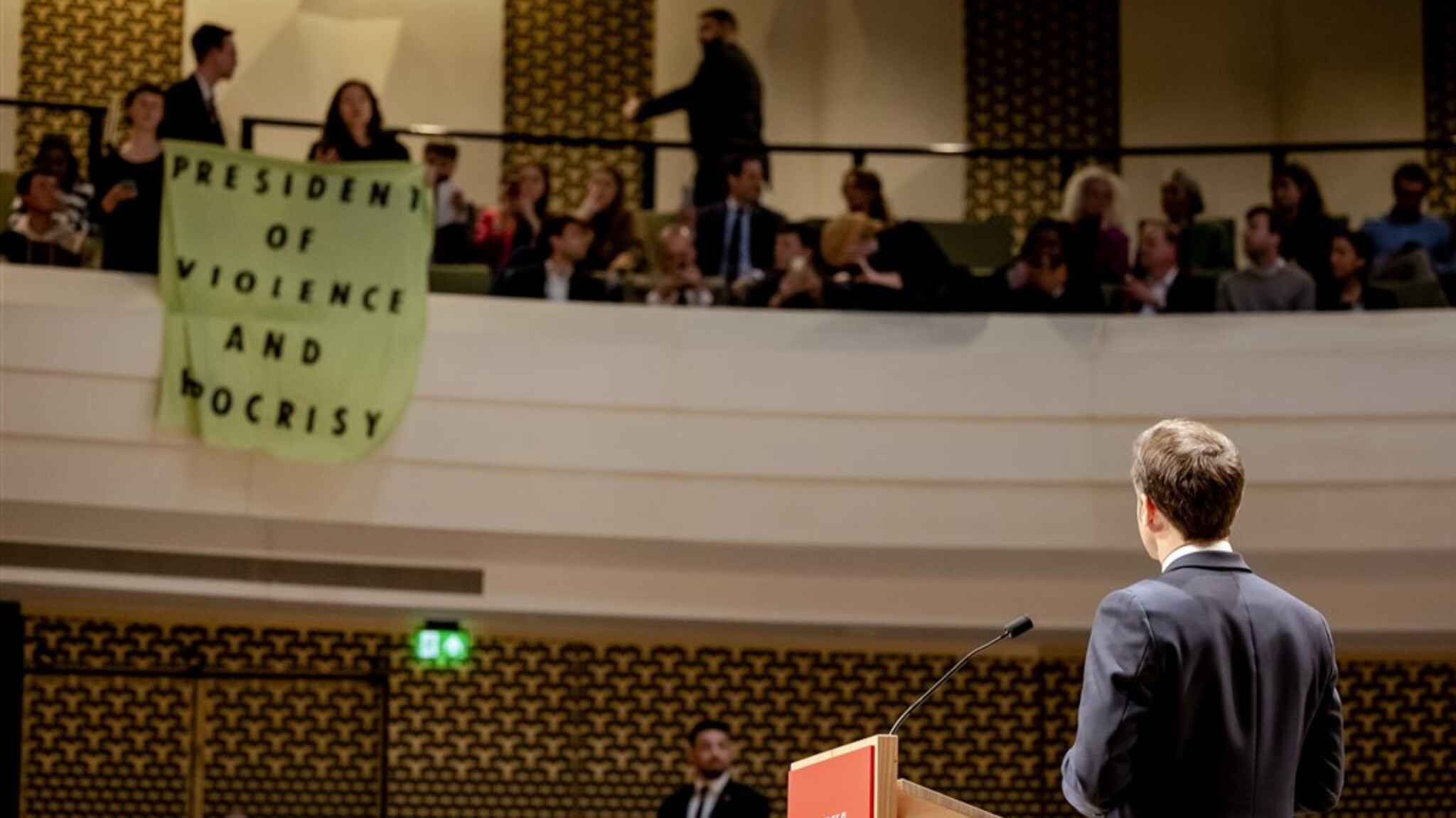 Nguoi bieu tinh pha binh bai phat bieu cua Tong thong Macron hinh anh