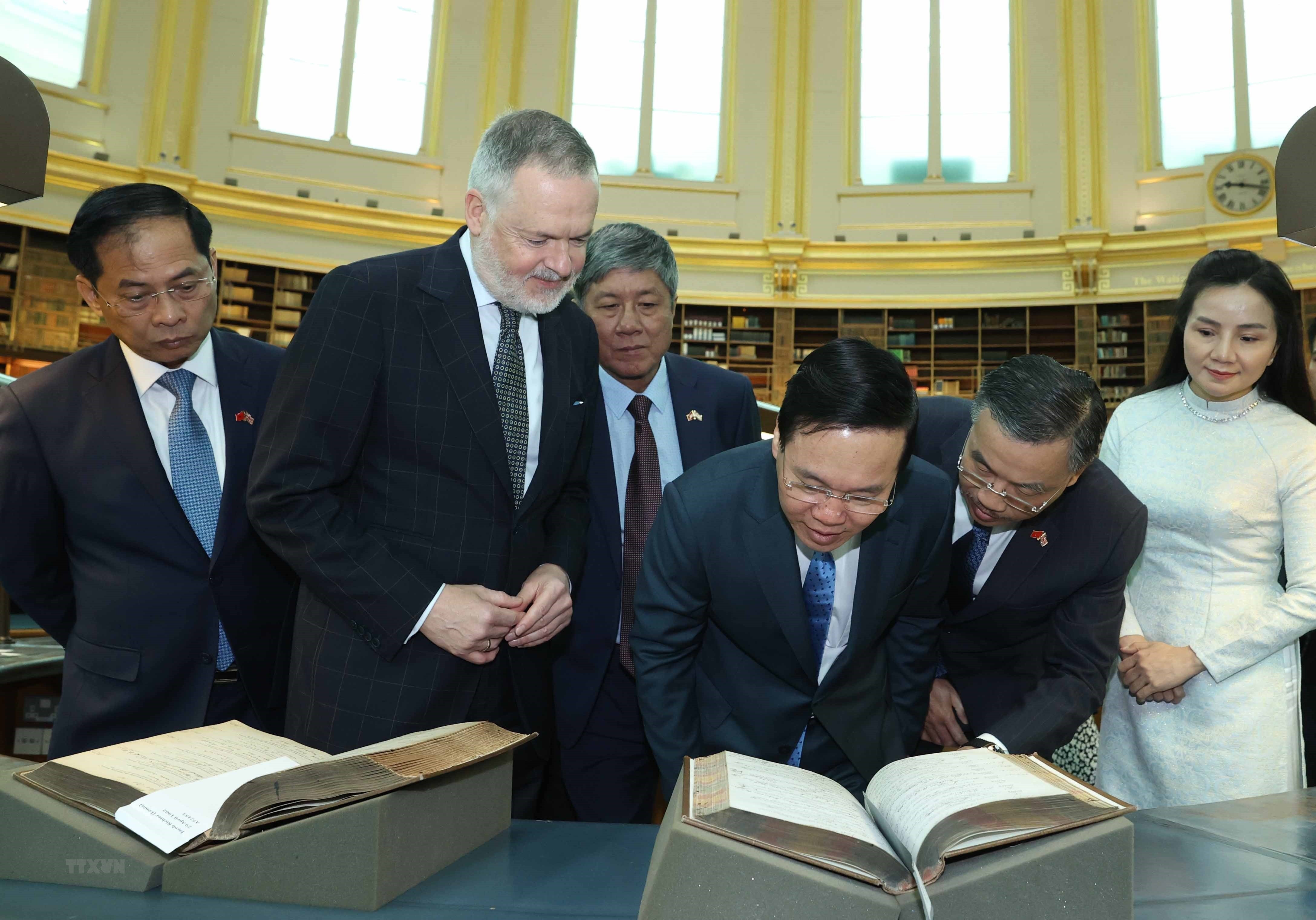 Chu tich nuoc Vo Van Thuong tham quan Bao tang Anh hinh anh