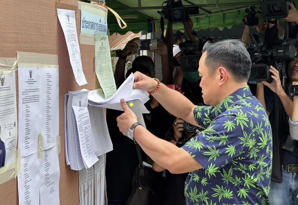 Chiec ao gay chu y cua ung vien thu tuong Thai Lan hinh anh