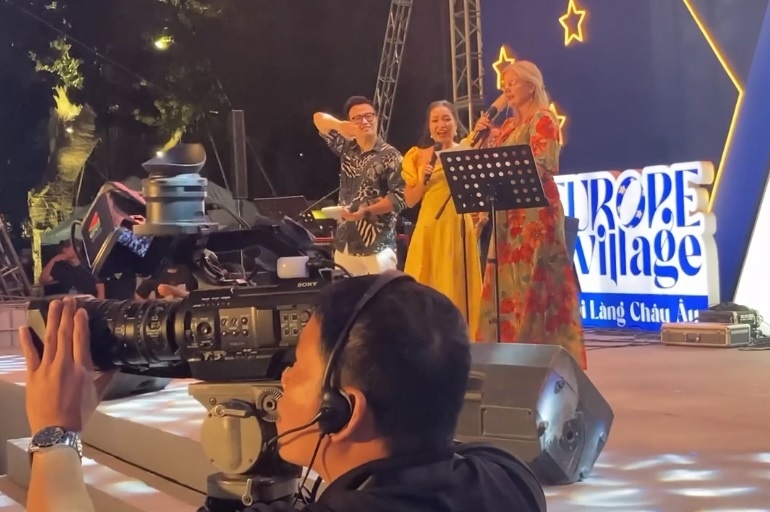 Dai su Thuy Dien hat 'Em oi Ha Noi pho' giua pho di bo Bo Ho hinh anh