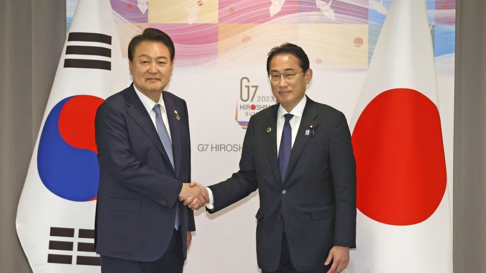 Nhat - Han hop thuong dinh lan thu ba chi trong hai thang hinh anh