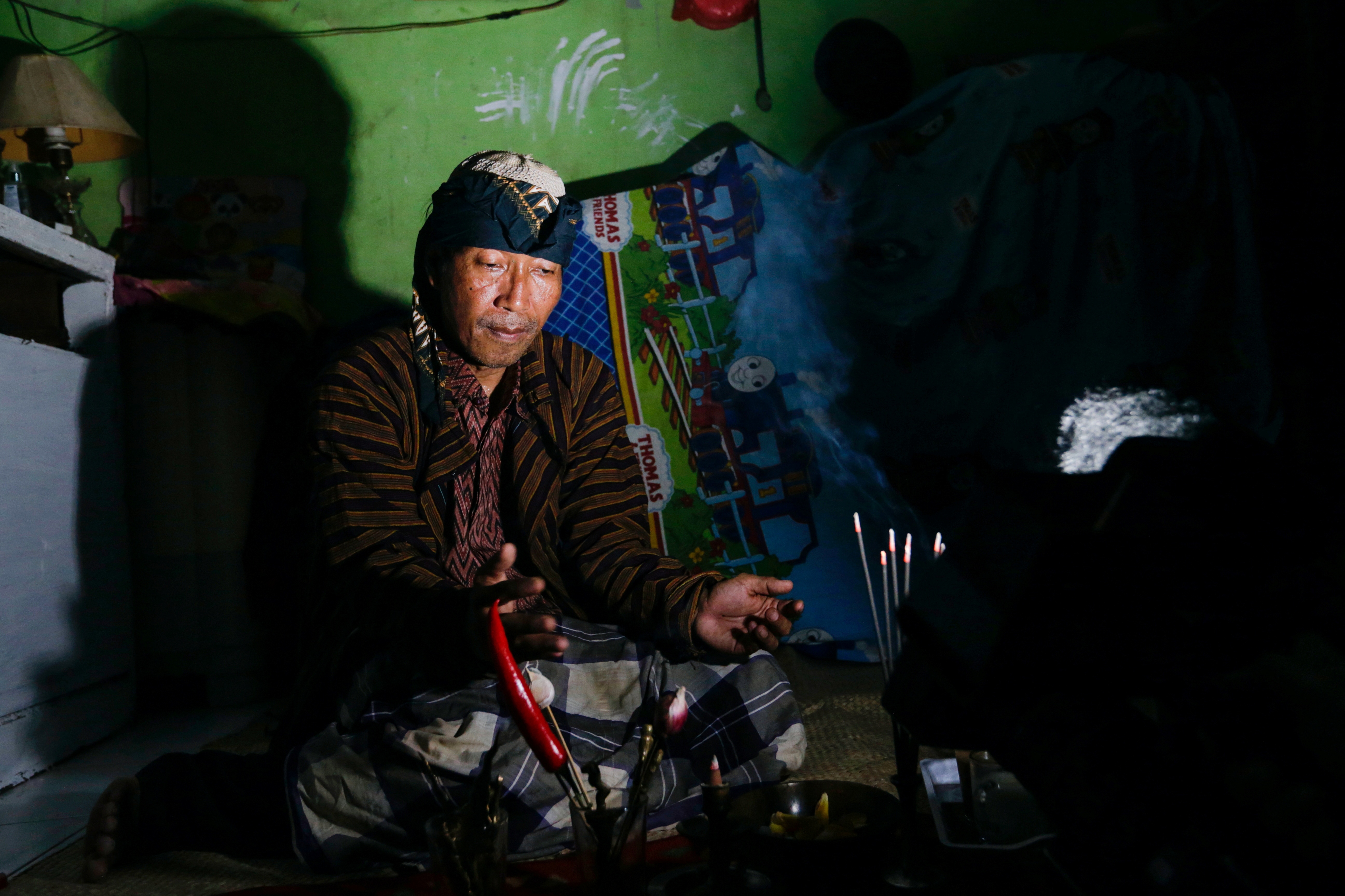 Hy vong vao ‘dong tien ma thuat’, nguoi Indonesia tien mat tat mang hinh anh