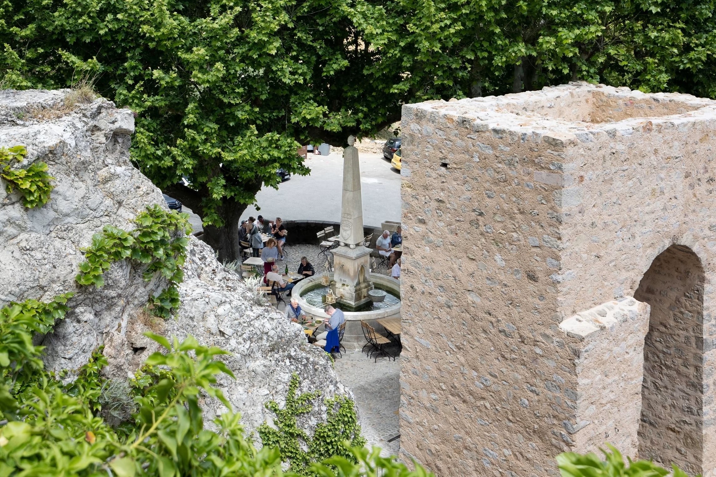 Thi tran o Phap quay lung voi khach sieu giau hinh anh