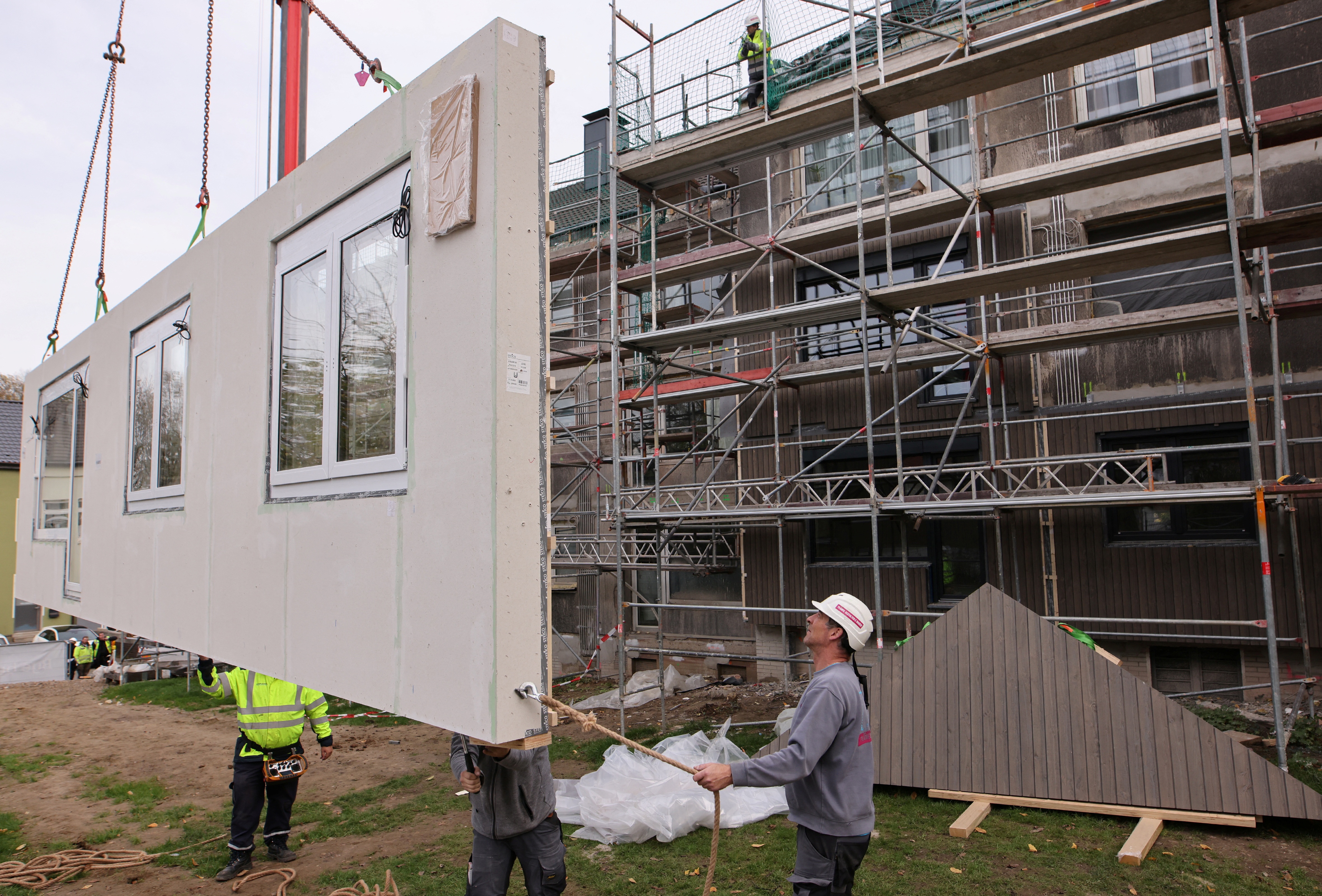 Neu muon mot toa nha xanh hon, dung pha di xay lai hinh anh