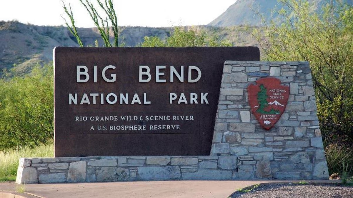 Con trai va cha duong tu vong trong chuyen di bo giua song nhiet hinh anh