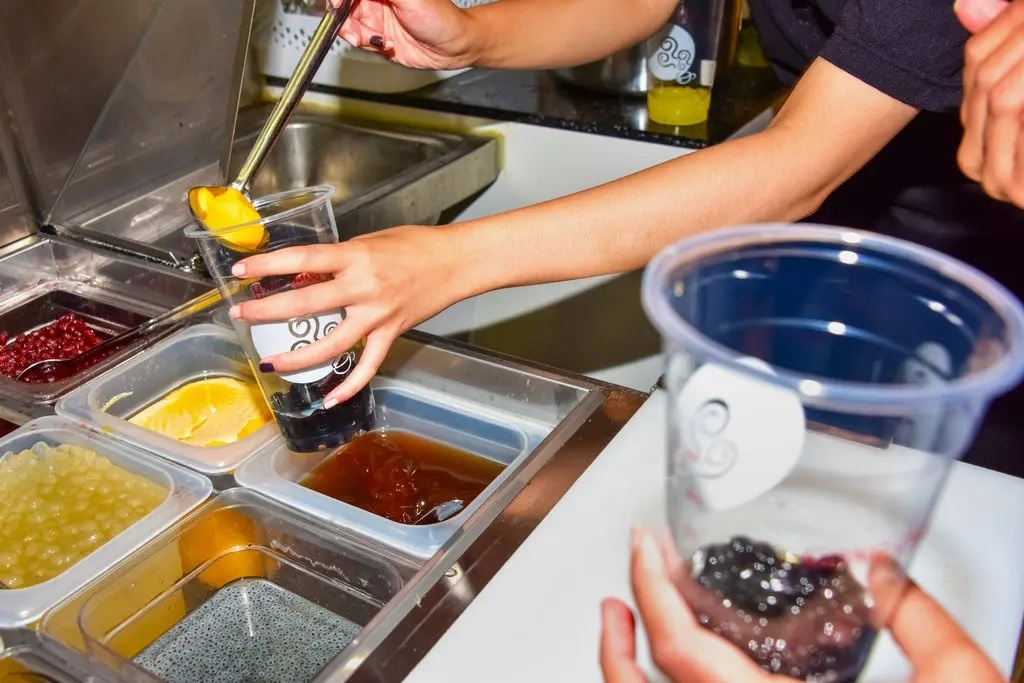 Noi yeu cau dan nhan ham luong duong voi tra sua hinh anh