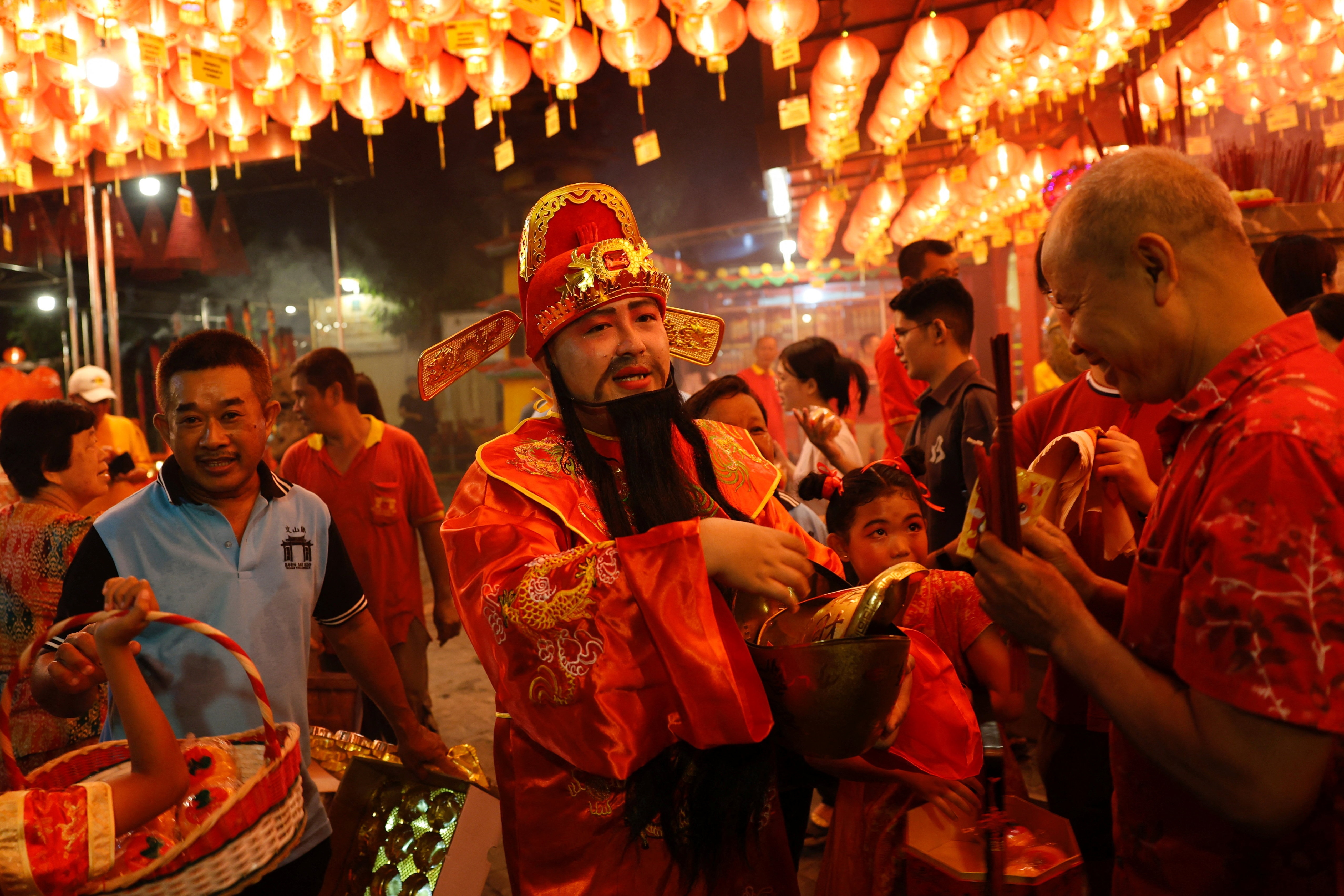 Nguoi dan chau A tung bung chao don nam Binh Ngo hinh anh