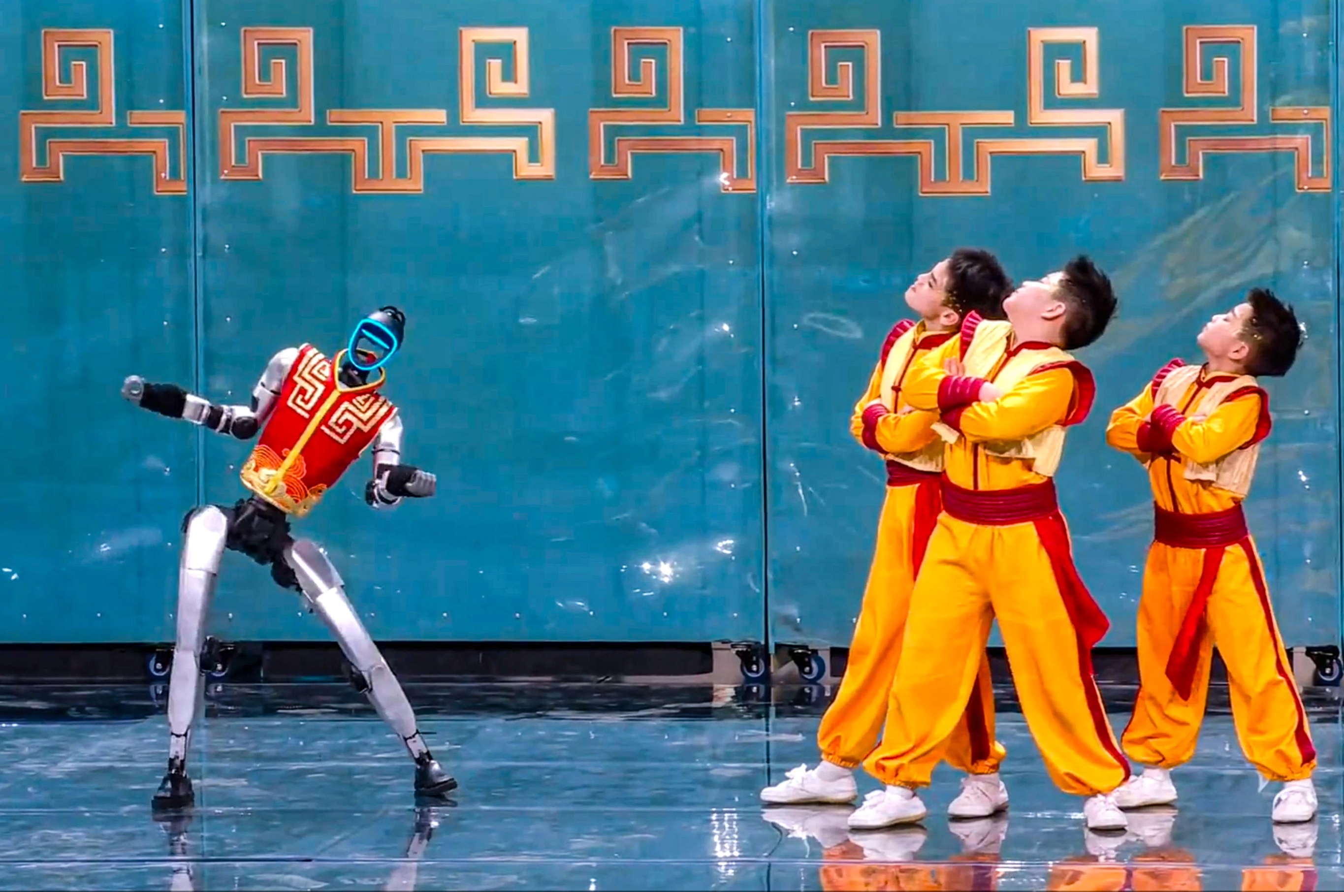 Robot hinh nguoi chao xuan Binh Ngo o Trung Quoc hinh anh