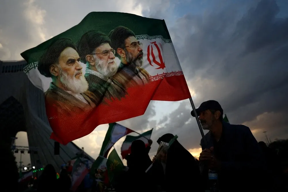 Lanh tu toi cao Iran bac yeu cau chuyen giao uranium cua TT Trump hinh anh