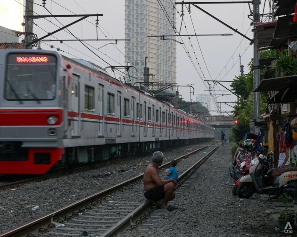 nh&agrave; tạm ven đường t&agrave;u ảnh 2