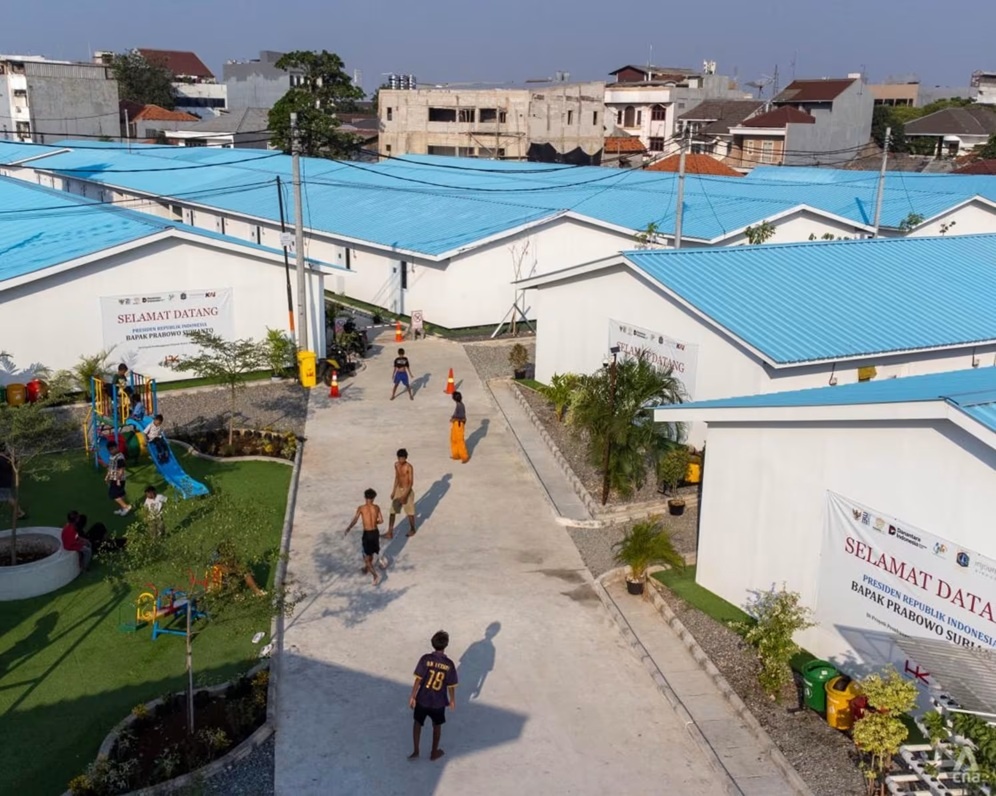 nh&agrave; tạm ven đường t&agrave;u ảnh 1
