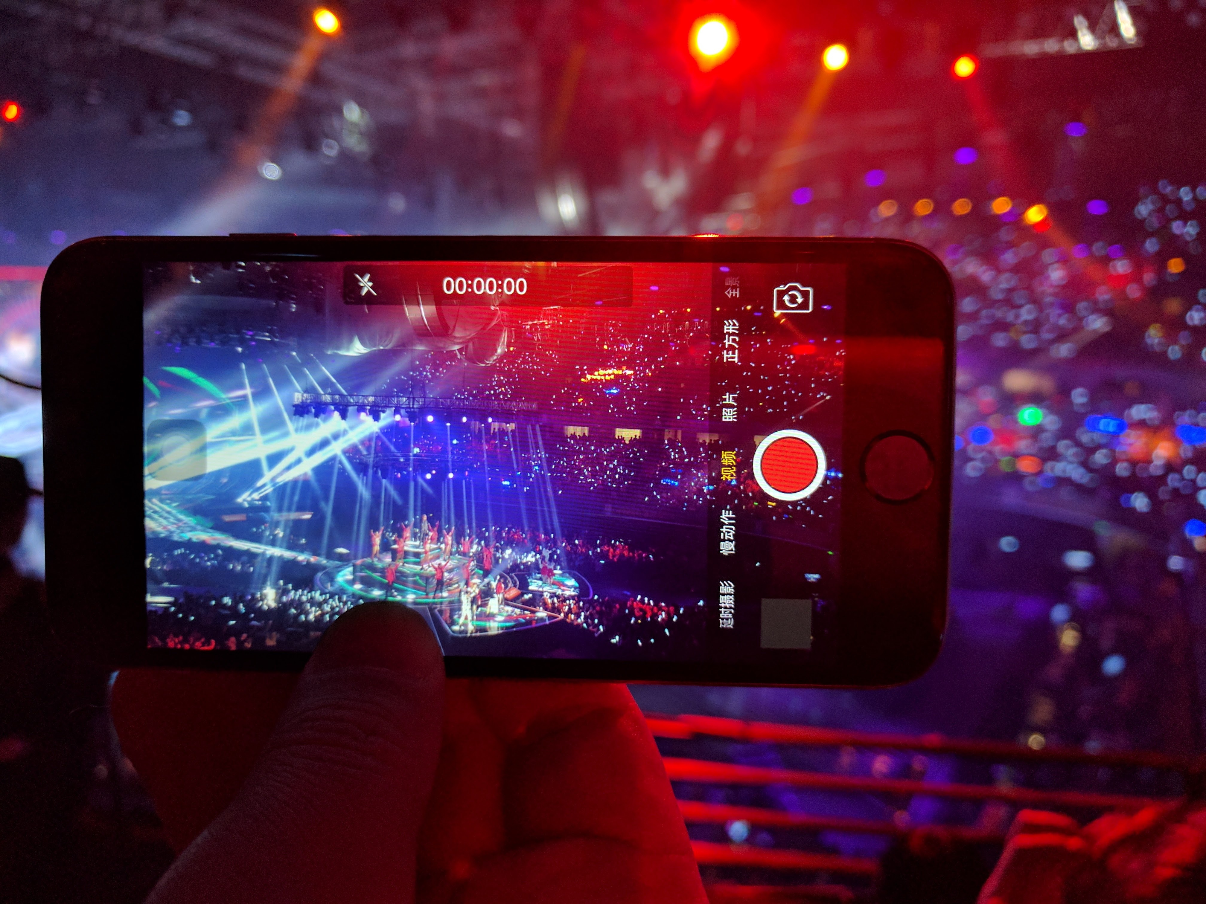 Giới trẻ Trung Quốc đổ xô thuê điện thoại cao cấp để xem concert