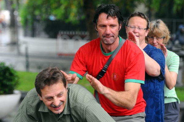 'Tay' dam lung, xoa bop ben ho Guom hinh anh