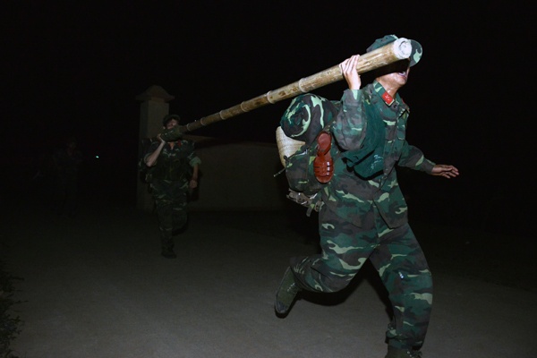 Mot ngay tap luyen cua nhung chang linh tre hinh anh