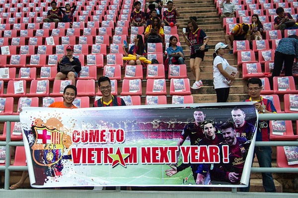 Khoanh khac tran Thai Lan - Barca qua ong kinh nguoi Viet hinh anh