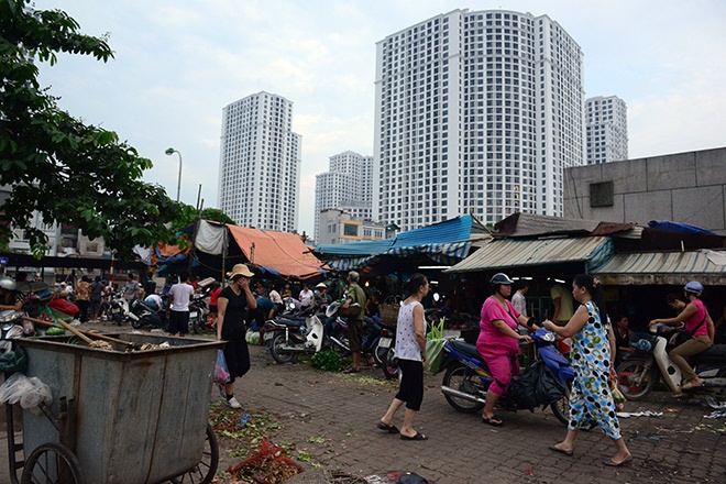 Khung canh doi lap ben canh Royal City hinh anh