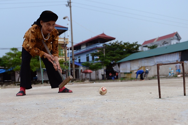 Nhung pha choi bong kich tinh cua cu ba tuoi 80 hinh anh