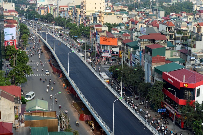 Cau vuot mem mai o thu do truoc ngay thong xe hinh anh