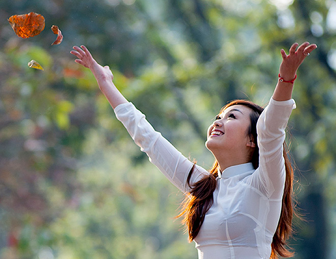 Thieu nu Ha Noi ruc ro trong nang thu hinh anh