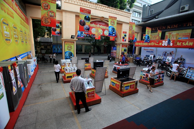 Canh trai nguoc o cac diem mua sam dip Quoc khanh hinh anh