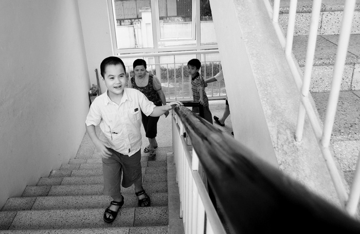 Be khiem thi ngay dau den truong hinh anh