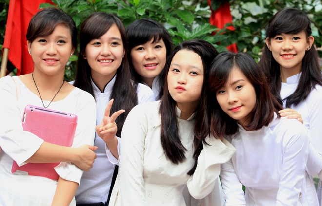 Nu sinh truong Thuc nghiem duyen dang don khai giang hinh anh