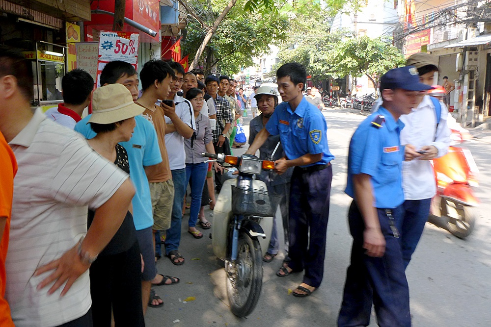 Thue nguoi xep hang mua banh trung thu gia tram nghin hinh anh