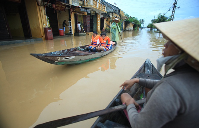 Hoi An chim trong 'bien' nuoc, du khach di thuyen tren pho hinh anh