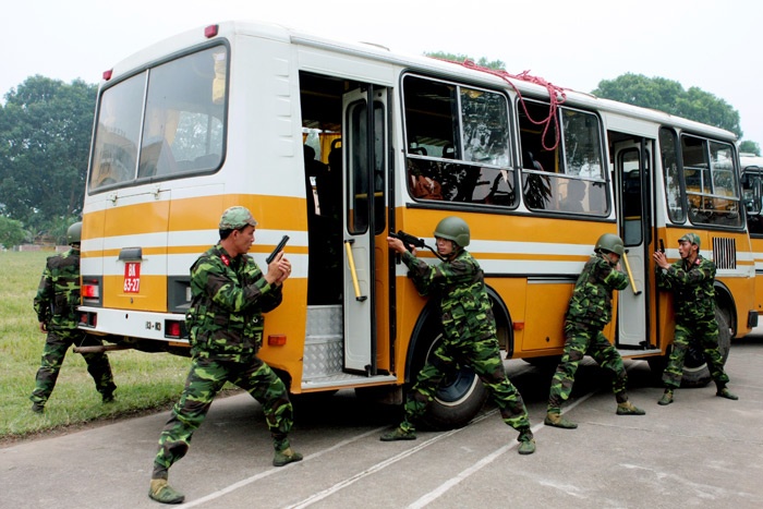 Dac cong 'giai cuu' con tin tren xe khach hinh anh
