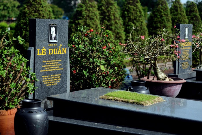 Ben trong nghia trang VIP o Ha Noi sap phai dong cua hinh anh