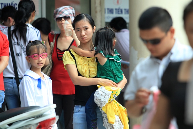 Dau mat do bien chung, benh vien chat nguoi deo kinh den hinh anh