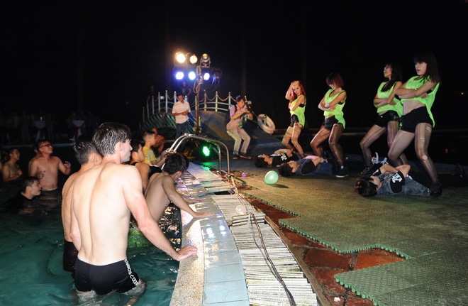 Gioi tre quay tung tai da tiec bikini ben be boi hinh anh