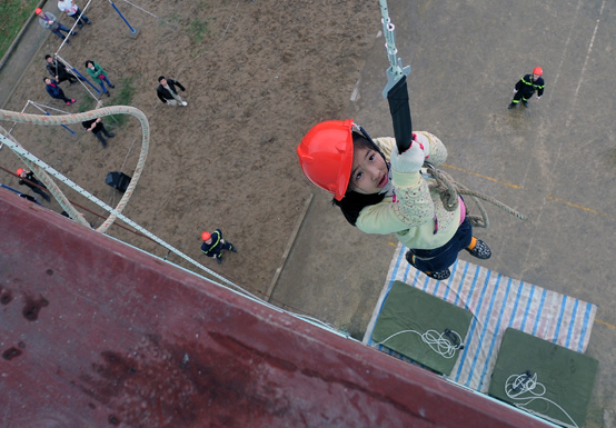 Be gai du day tu thap cao 30m, thoat khoi hoa hoan hinh anh