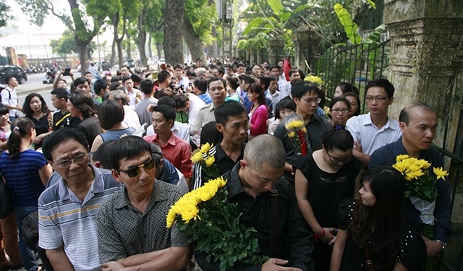 Nguoi Ha Noi ngong den gio vao vieng tuong Giap hinh anh