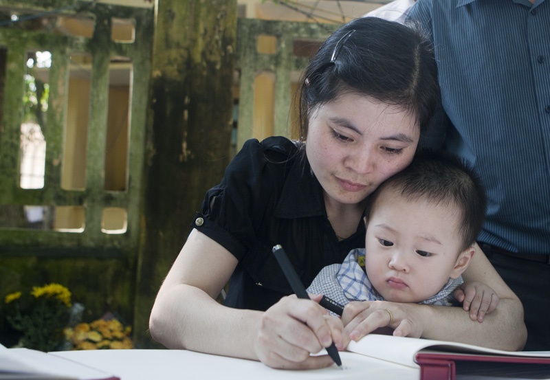 Em be 1 tuoi xep hang 8 tieng cho vieng tuong Giap hinh anh