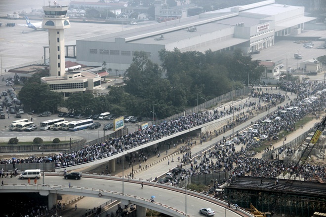 Bien nguoi do ra san bay tien biet Dai tuong hinh anh