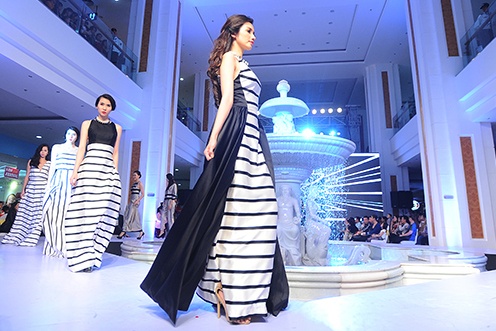 Truc Diem noi bat dem thoi trang 'cong chua' duoi long dat hinh anh