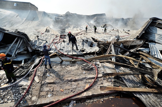 Canh hoang tan ben trong nha may Diana sau vu chay hinh anh