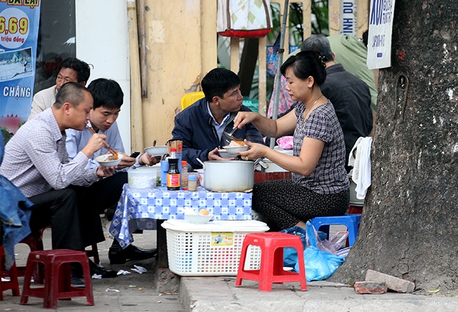 Do an sang gia re o Ha Noi len ngoi hinh anh