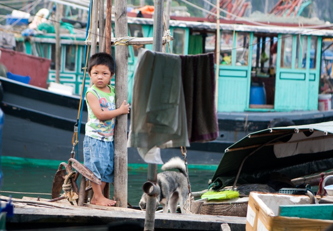 Nhung dua tre bi that hoc, vat vuong noi ben ca hinh anh