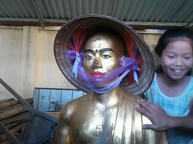 Dan buc xuc voi pho tuong mang hinh su tru tri o Ha Noi hinh anh