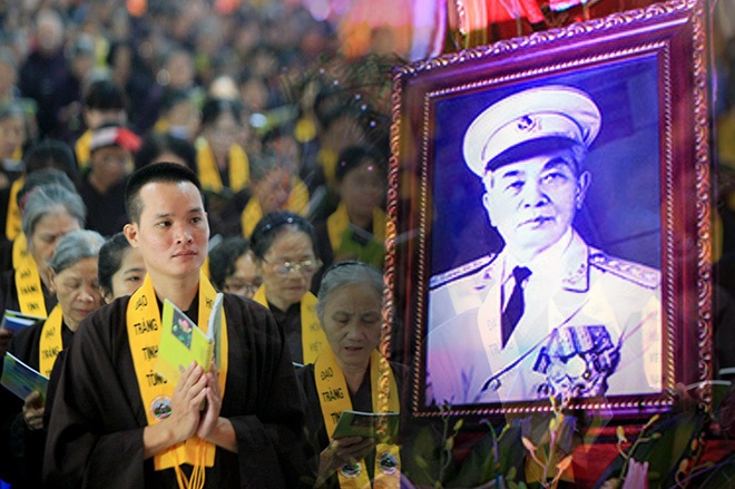 Hang nghin nguoi du le cau sieu tuong Giap hinh anh