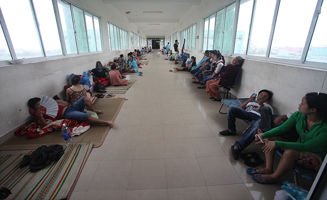 San phu va vat cho 'vuot can' vi sieu bao hinh anh