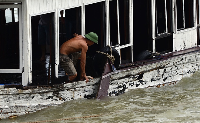 Mot tau du lich co nguy co bi dam o Ha Long hinh anh