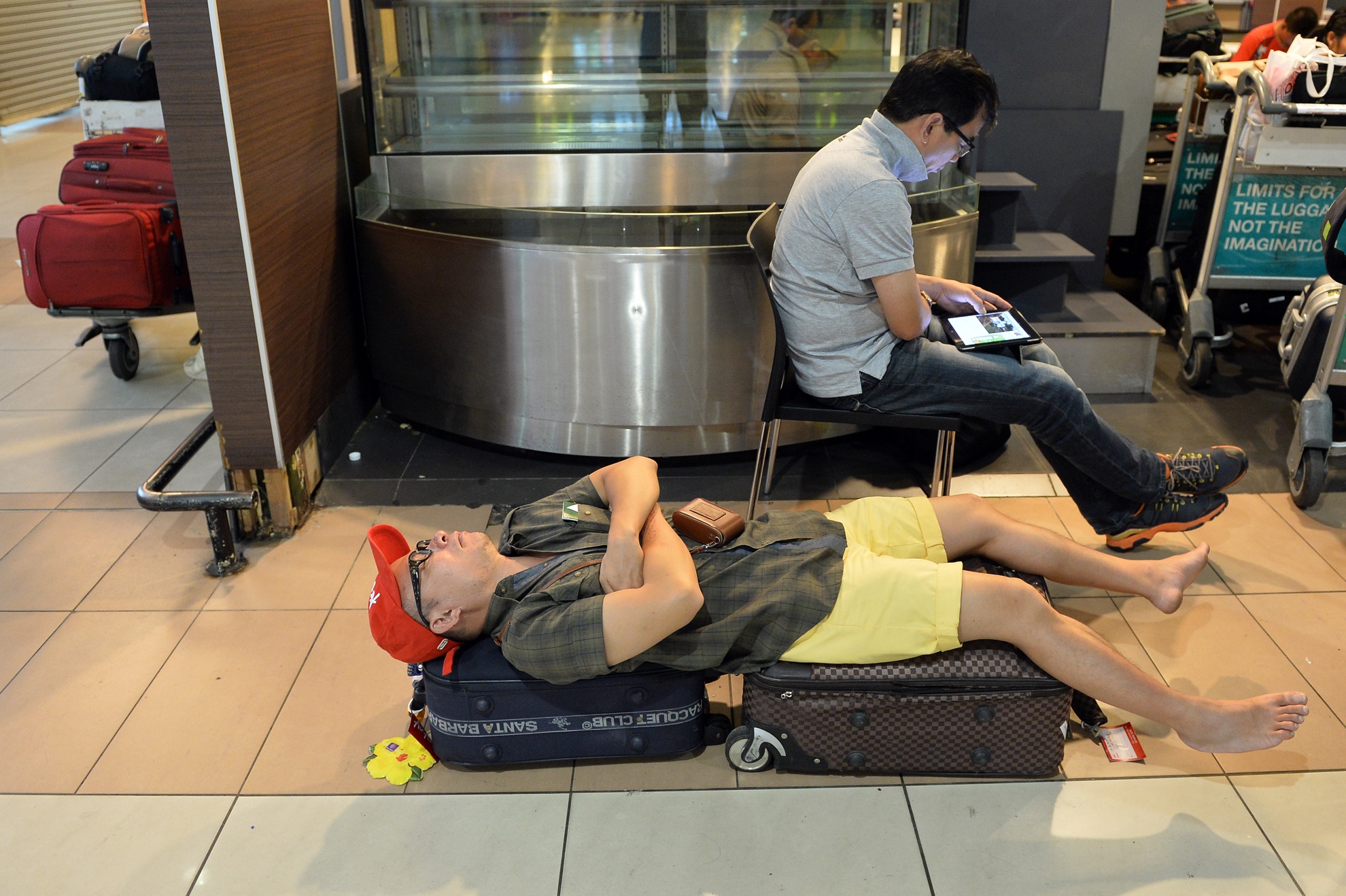 1001 kieu ngu va vat dem o san bay hinh anh